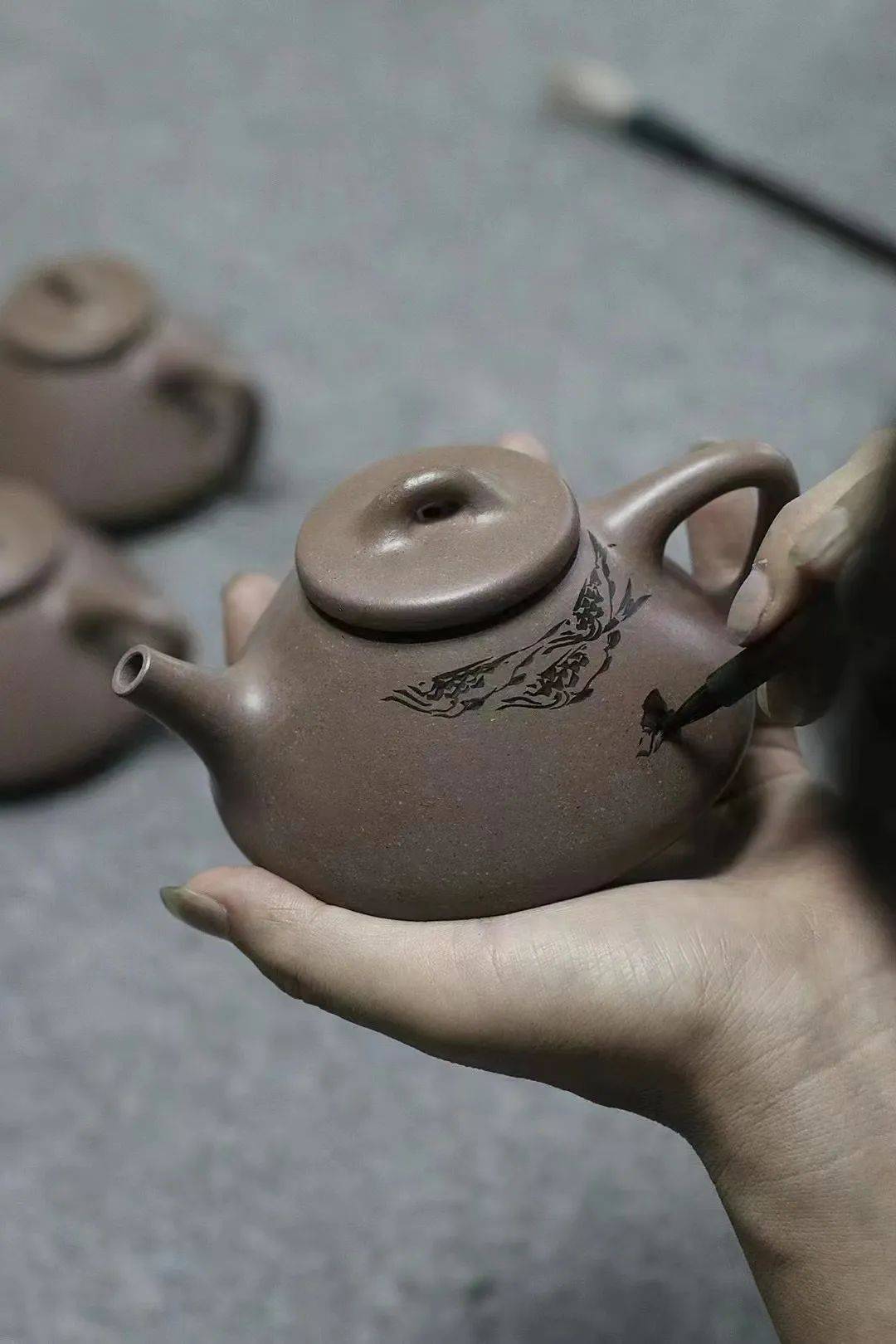 紫砂壶：如何区分手工陶刻与机器刻绘？ 