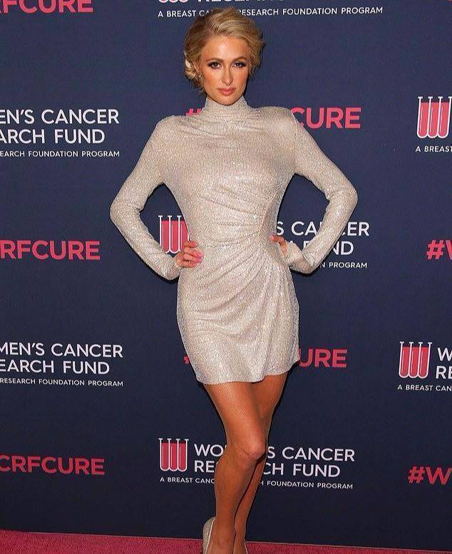 "网红鼻祖"希尔顿大小姐穿性感银色迷你裙,蚂蚁腰不输金卡戴珊_姐妹