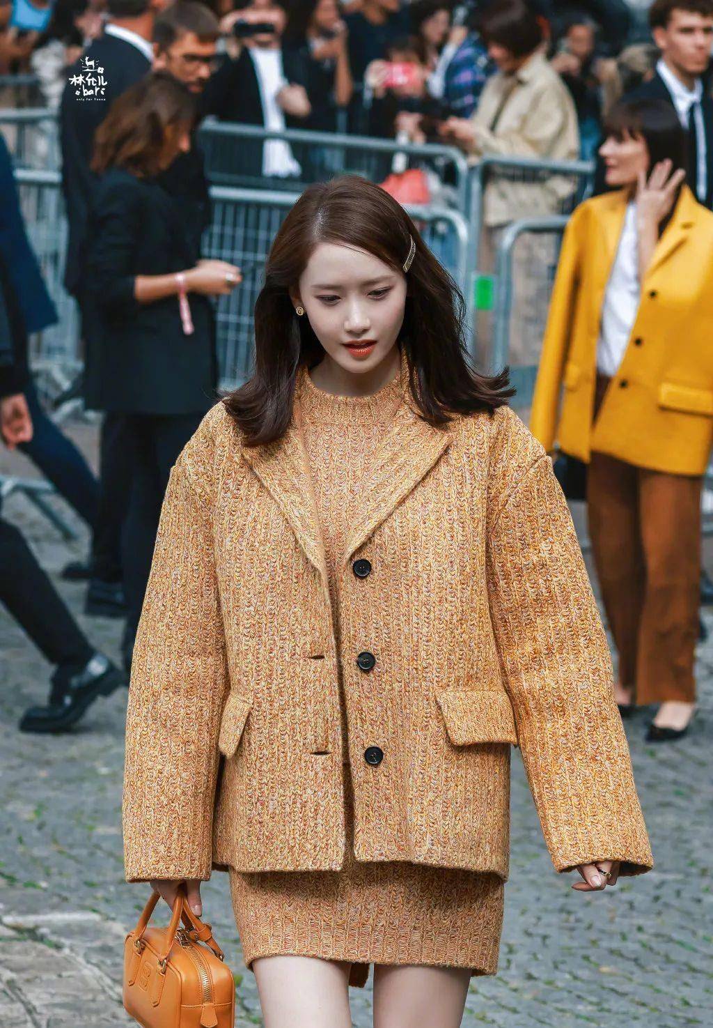 怎么可能,一定是她俩谁改年龄了!_时装周_迪丽热巴_miu