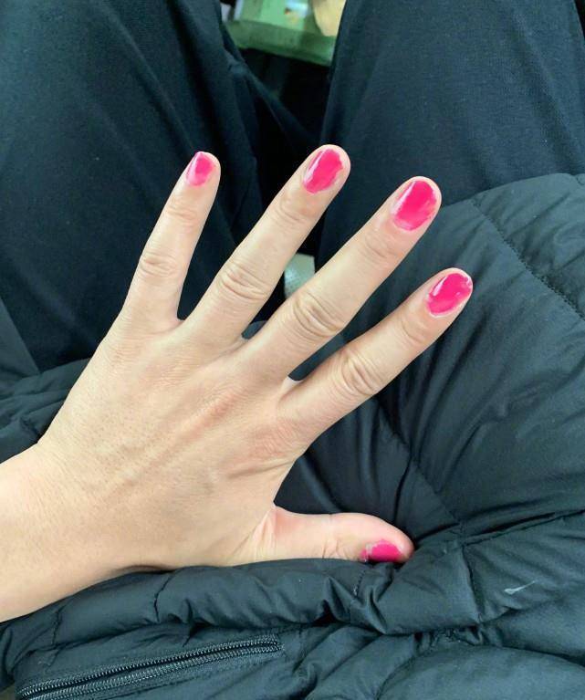 黄子韬再做新美甲发照炫耀,首晒美甲细节照,我被小拇指美甲设计感动