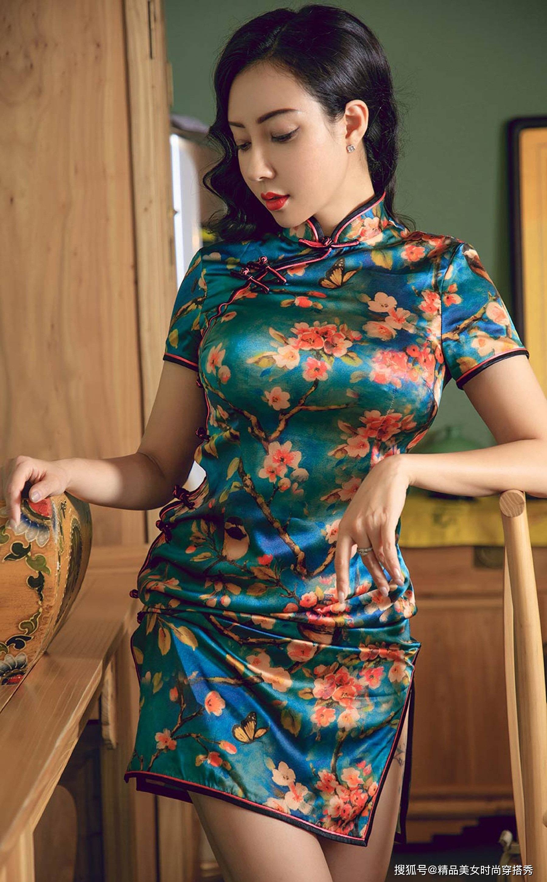 旗袍不愧是有国粹之称,配上小姐姐精致的卷发,让人不禁为之沉醉_魅力