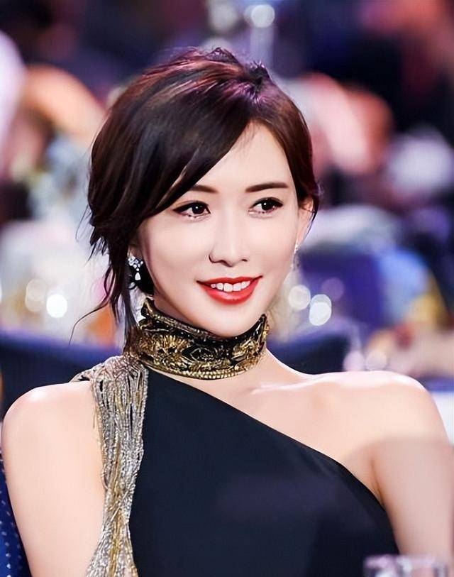 林志玲日本被偶遇,变土变胖,一身行头超4万,对老公太卑躬屈膝_网友_黑