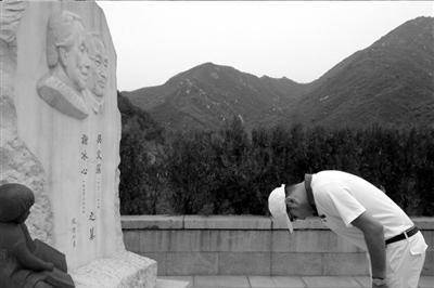 文学大师冰心离世后,孙子为何在她墓碑上做了此事?