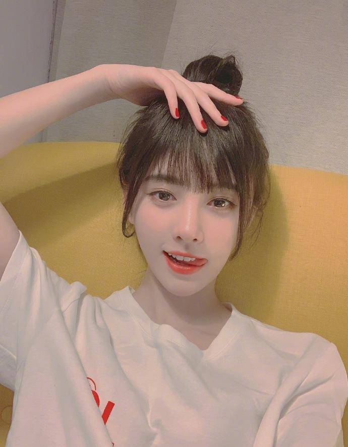 鞠婧祎狂晒18张库存照,从素颜到浓妆,清纯时尚随意切换,果然是直男