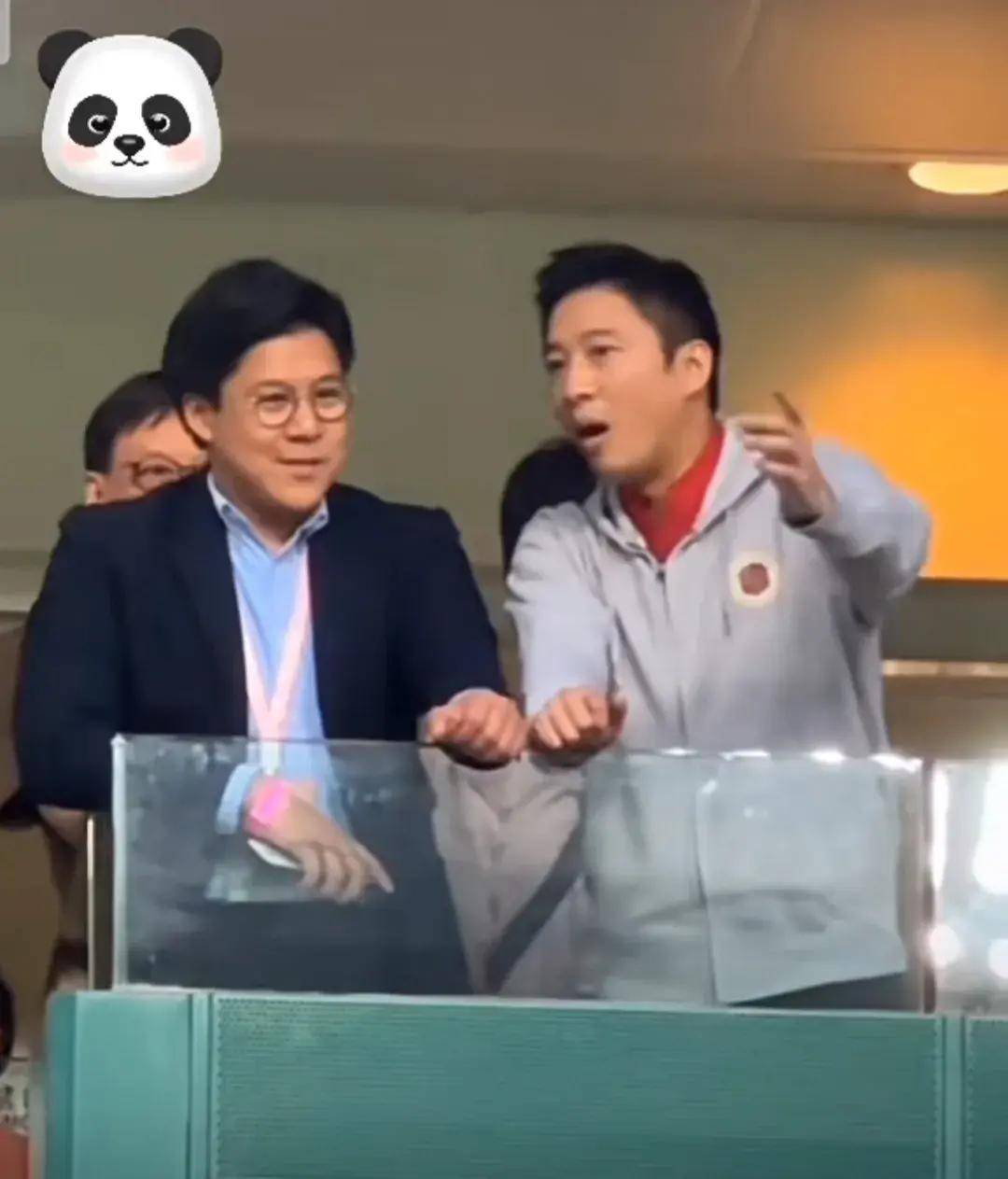 霍启刚看比赛在意形象,穿西装不做表情,霍启山运动衫逗笑哥哥