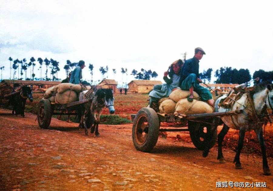 照片中的昆明拉货马车展示了那个时代城市中必不可少的交通工具.