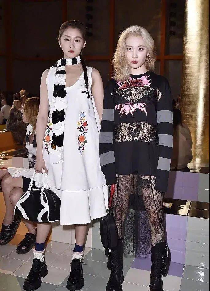但是单姐的脸却相当不错……迪丽热巴&郑秀妍▽精致女偶像vs大气女星