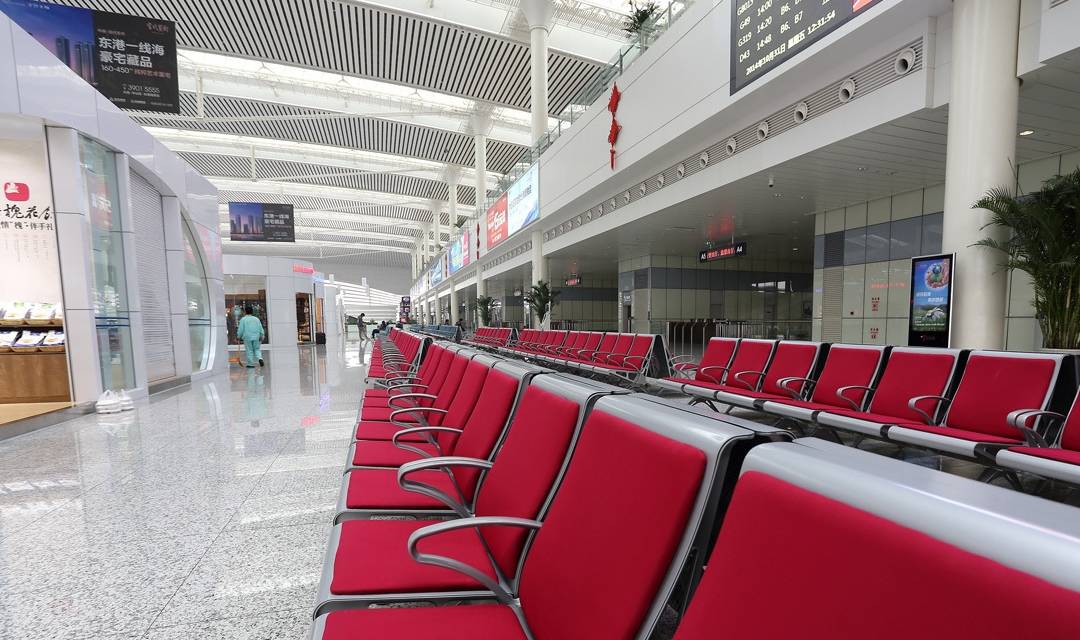 这么一款车站等候椅在大连北站的候车室里,它以绯红色的色调配搭好