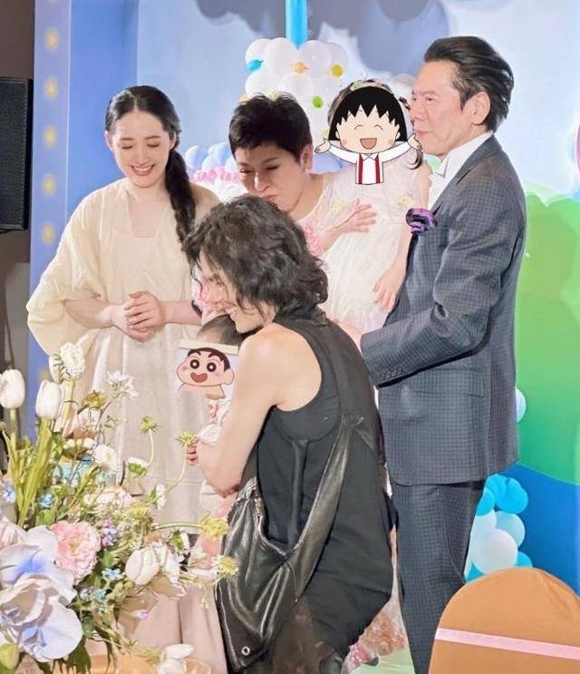 向华强带孙女探班向太,抱娃姿势老练超宠溺,3岁小奶皇留短发好_直播