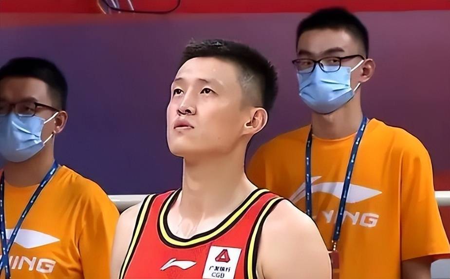 周鹏出生于辽宁,206的身高,拥有204的臂展,这使得周鹏静态天赋稍显不