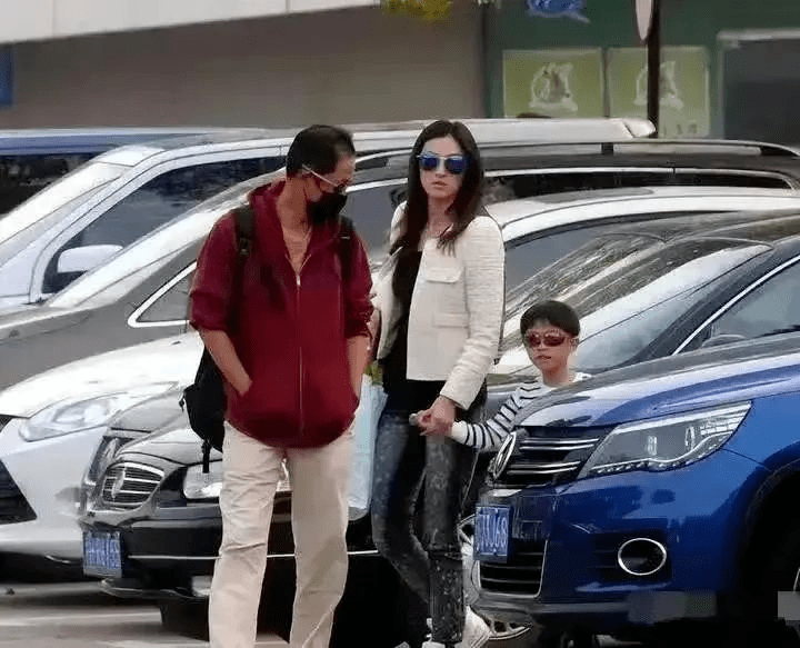 王志文头发稀疏十足的老爷爷,走机场还真空穿卫衣,老婆牵儿子贤惠得很