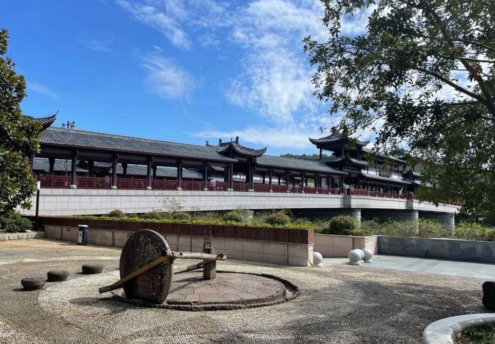 宁海兴宁廊桥:一座连接历史与现代的古建筑_人们_大自然_古桥