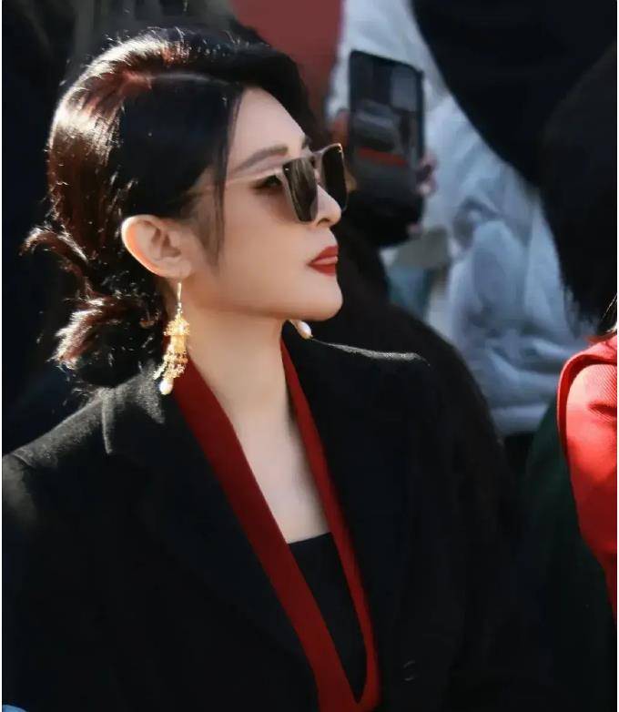 被耽误的女神这次拦不住了,美的滤镜都多余_黑色_显得_照片