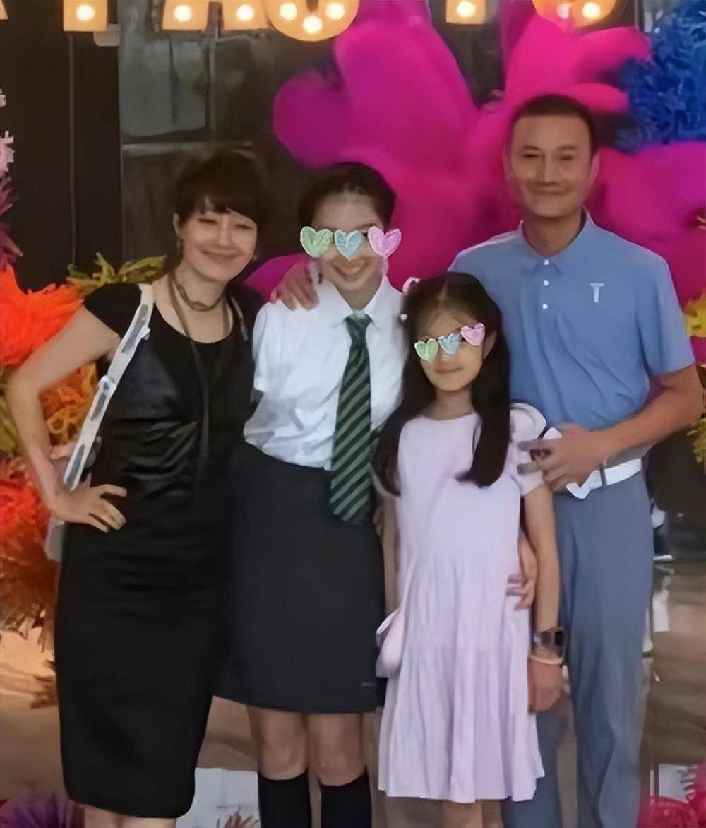 马伊琍一家四口同框,庆祝女儿八年级毕业:温馨家庭的力量_照片_孩子