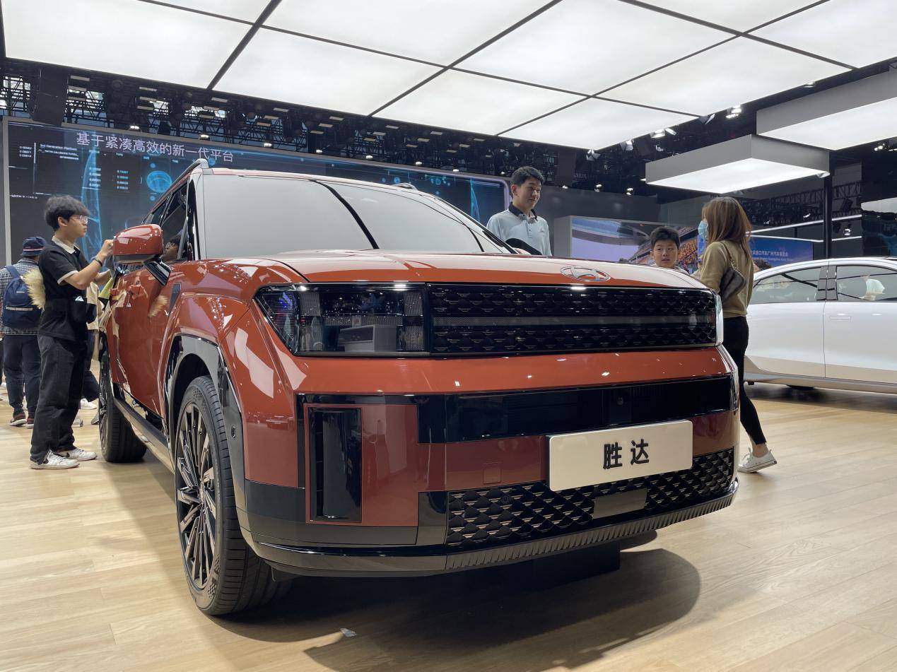 探寻城市与自然的完美融合——北京现代第五代胜达车展亮相_的设计