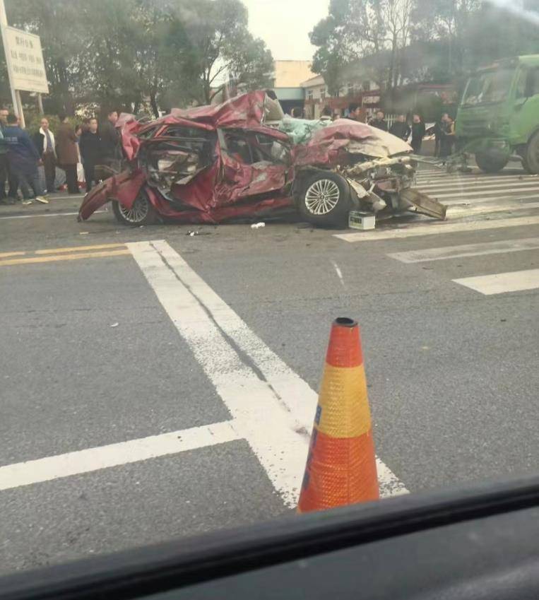 湖南湘阴发生严重车祸!34岁女司机身亡,现场画面曝光!_网友_红色_事情