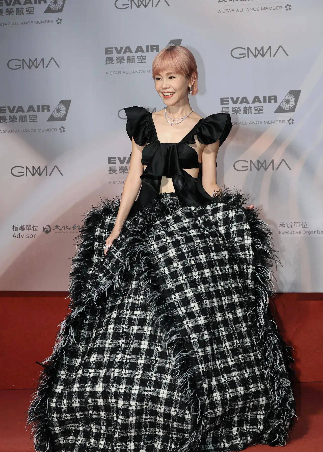 金曲奖红毯亮点有徐佳莹的鞋子,艾怡良的嘴唇,戴佩妮成的最大亮点