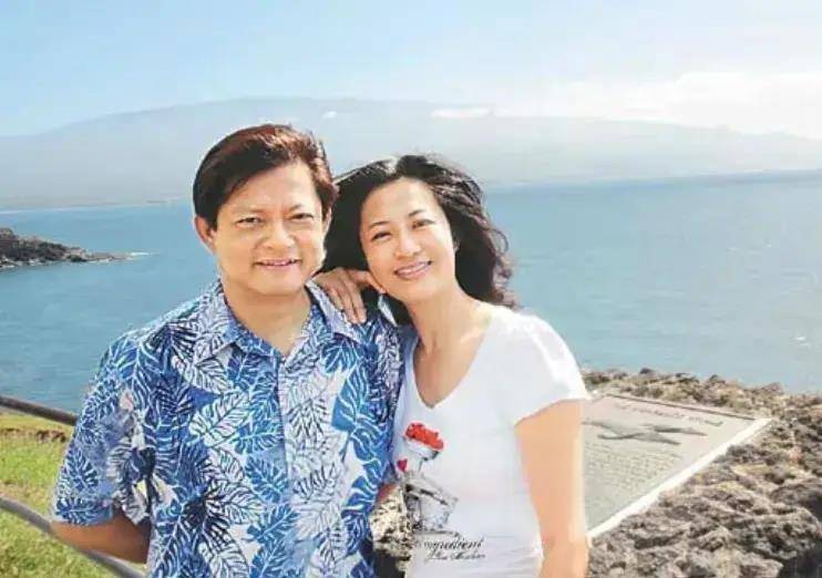 65岁莫华伦再婚后首次秀恩爱!