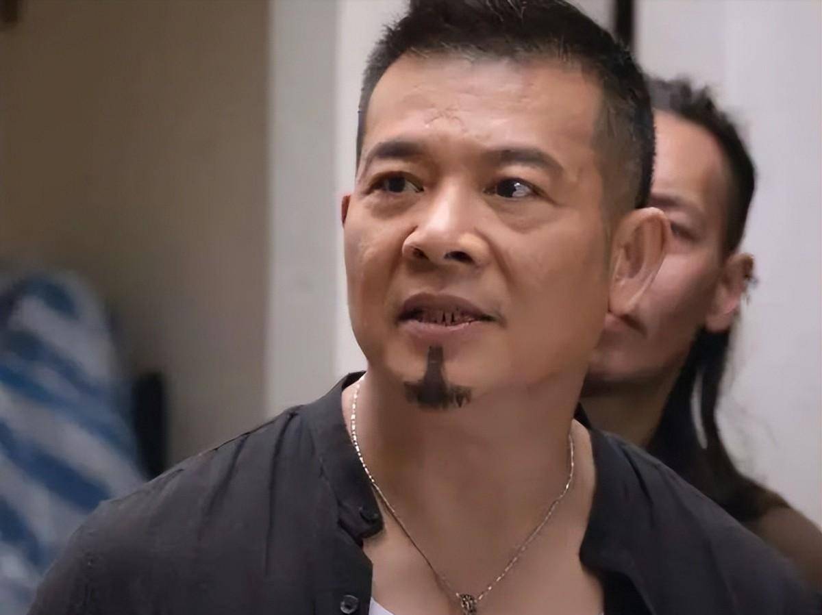 反派巨星吴毅将酒吧唱歌遇冷场,骂观众傻,如今只能靠商演养家_香港