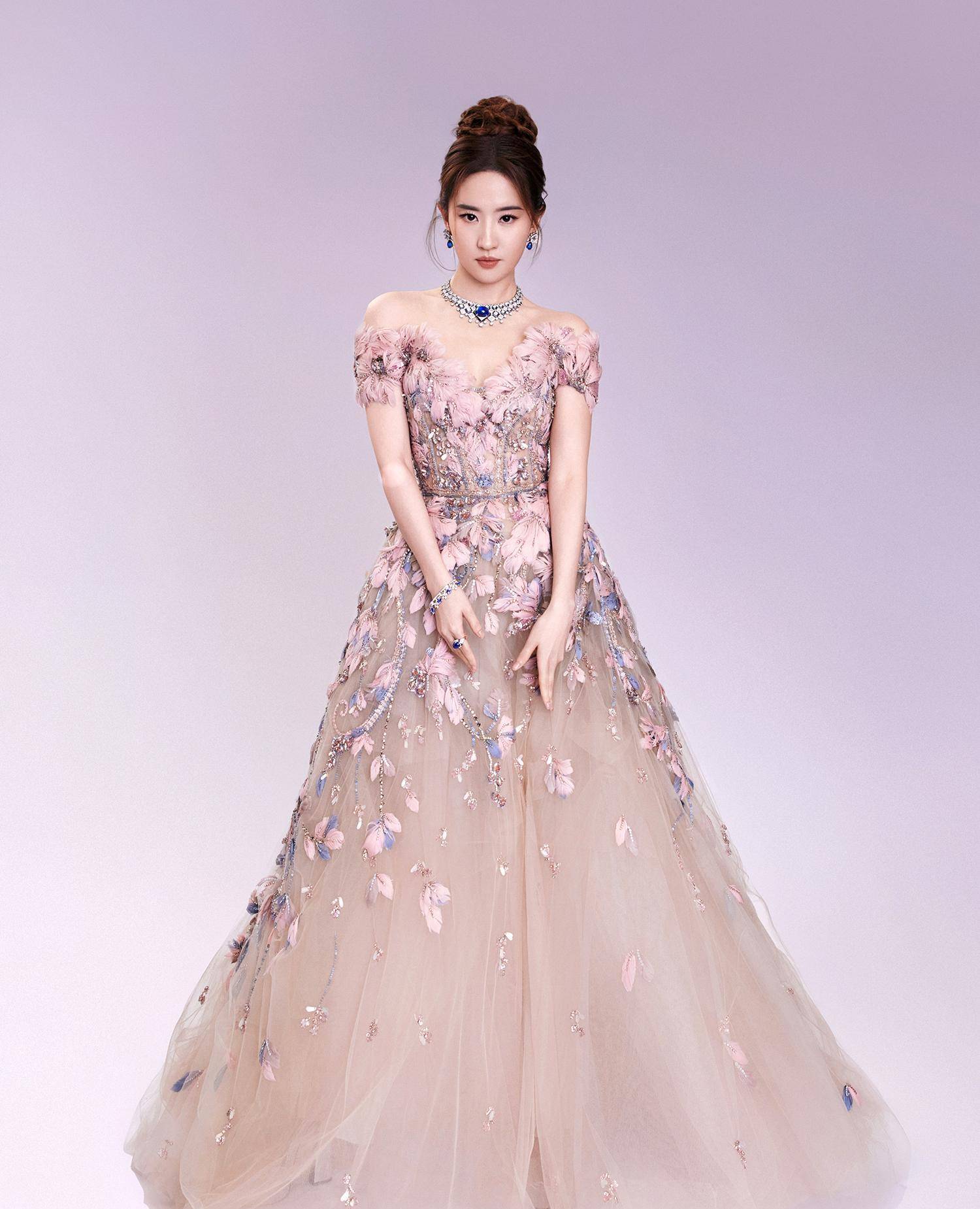 同场活动:刘亦菲宛若公主,舒淇性感女王,胡军苏有朋全黑绅士_气质