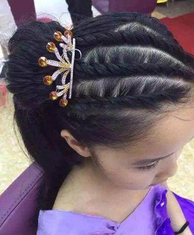 儿童舞台风蜈蚣辫编发发型蓬松扎发教程_发丝_造型_头发