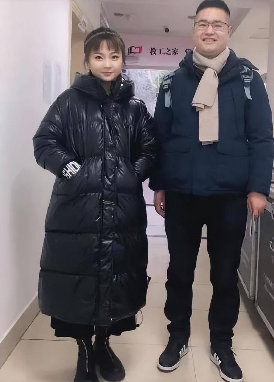 林妙可精心打扮参加同学婚礼,结果又胖又不漂亮,而且她真的好矮