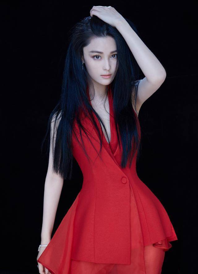 张馨予31岁嫩回18岁模样,黄脸婆变气质女神,军嫂就是会凹造型_何捷