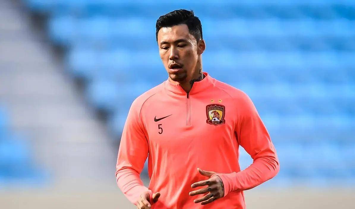 当初恒大为了阻止张琳芃留洋,不惜开出令人咋舌的"顶薪"来留人,这不仅