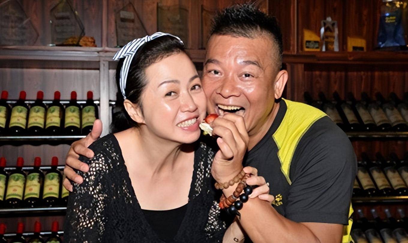 反派巨星吴毅将酒吧唱歌遇冷场,骂观众傻,如今只能靠商演养家_香港