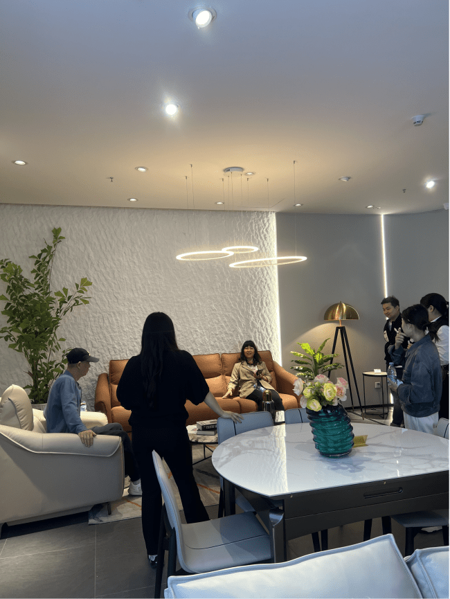 蜜月岛家居品牌供稿,侵删)此外,蜜月岛沙发还采用了德国欧肯电机,全