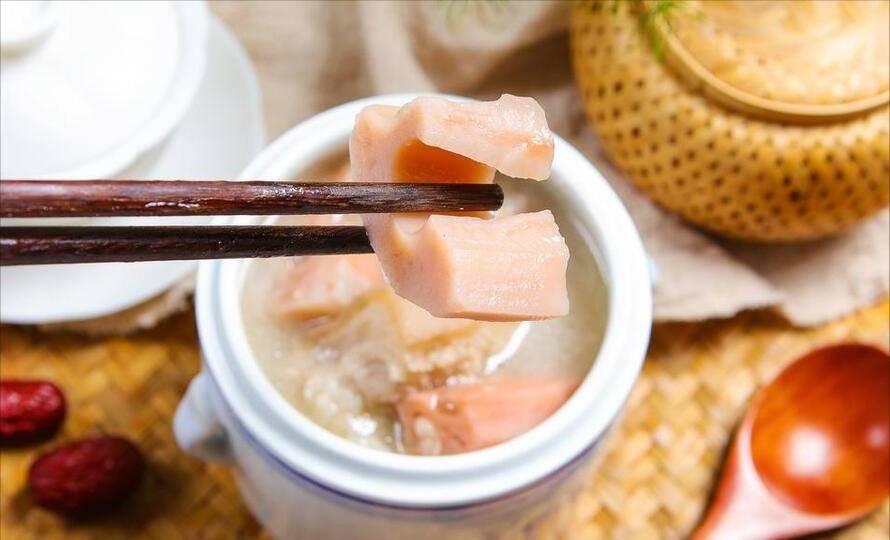 燉蓮藕湯,燉不爛還發黑?