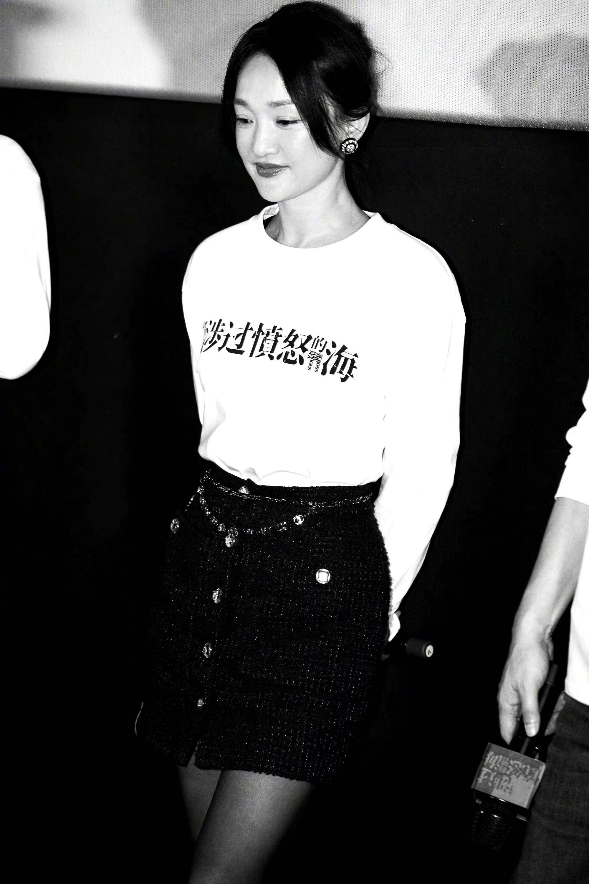 拿自己表情包当工牌照,香奈儿配黑丝袜真会穿_黑色_电影_造型