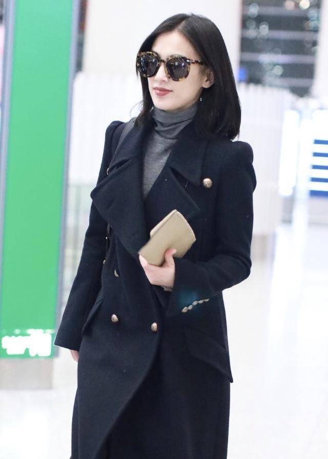 黄圣依8万8包包搭配蓝色大衣走机场,气场开挂,终于不再穿大妈装_衣品