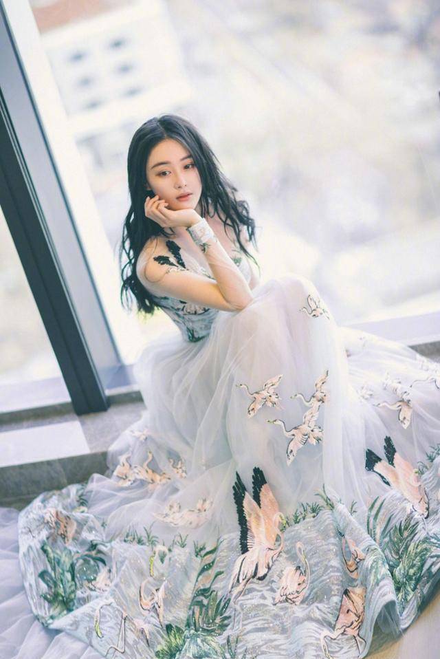 张馨予31岁嫩回18岁模样,黄脸婆变气质女神,军嫂就是会凹造型_何捷