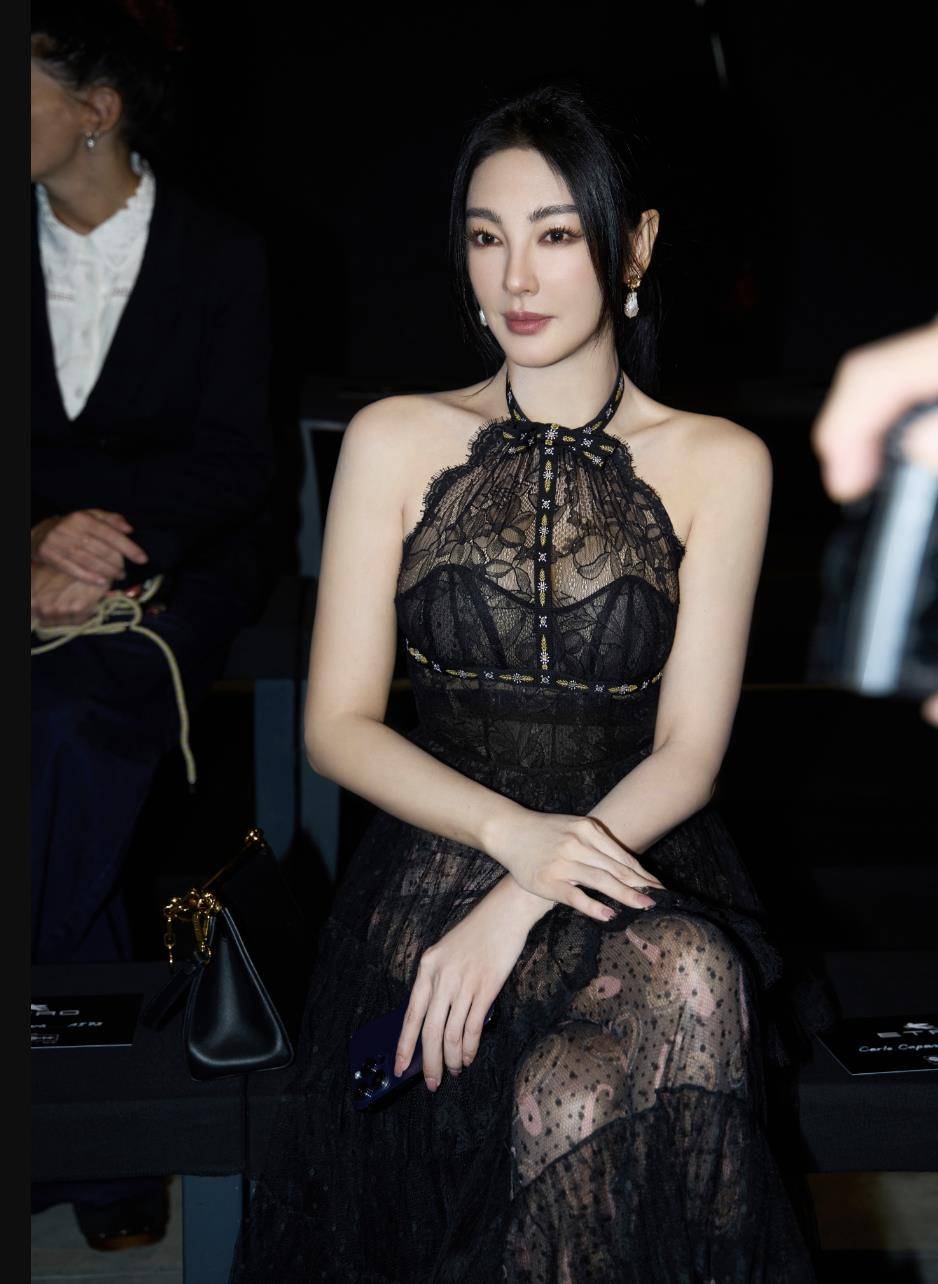 米兰大咖不少:倪妮气场十足,张雨绮真敢穿,但张柏芝这次完胜_红色