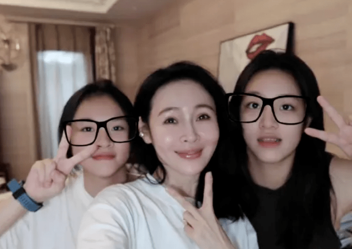 于明加为女儿庆生,15岁萌姐身高近一米八又高又美,二女儿更漂亮_胡俊