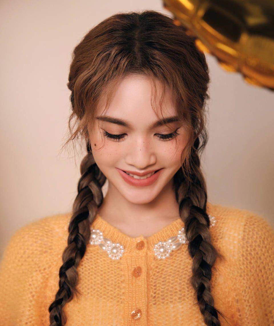 杨丞琳的双辫子甜美灵动,金色毛衣造型少女感十足_琳娜_时尚_故事