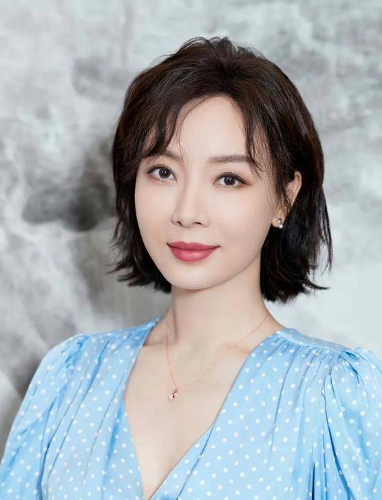 从花瓣女孩到知性女王,吴越发型大升级,惊艳众人!_女性_中年_脸型