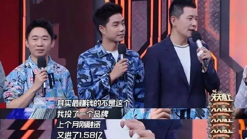 抱肩敬酒的亲密动作,男子疑似开当地餐厅_网友_何炅_明星