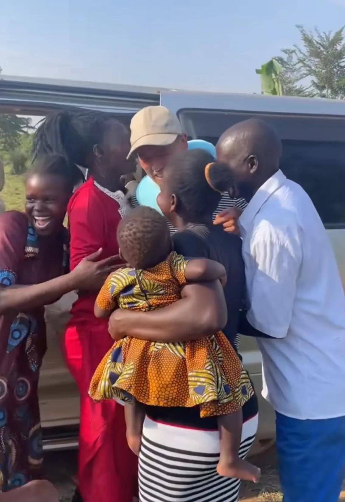 父母家了,一家20多人放下工作和家务,早早就在路边等候,迎接rose一家