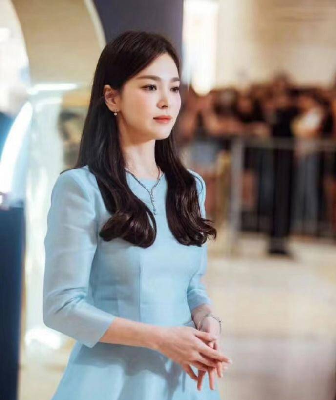 宋慧乔新加坡亮相,淡蓝色长裙自信又明媚,圆脸,白皮美得真轻松_连衣裙