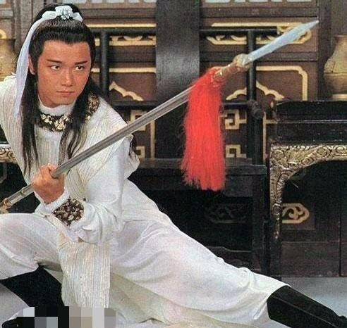 《射雕英雄传》中的欧阳锋为什么不把蛤蟆功传给欧阳克?