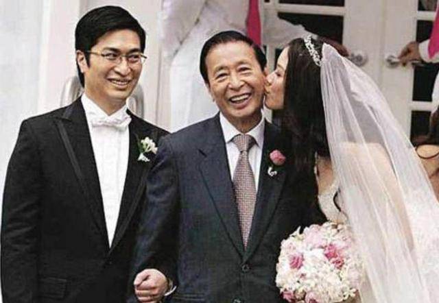 洪金宝对她非常青睐,李嘉诚为她花费了10个亿,8年4胎稳坐豪门!
