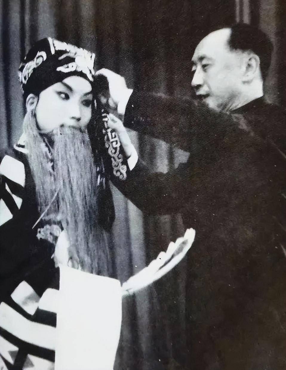 慧生加入朱幼芬戏班,以《花田错》被大众熟知,和杨小楼,谭小培,尚小云