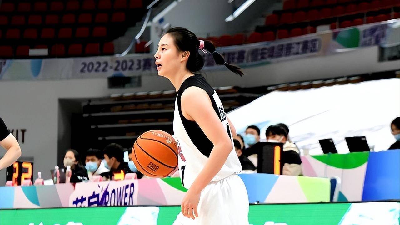 本场比赛,四川女篮的3巨头王思雨,韩旭和王雪朦,联手贡献了41分,表现