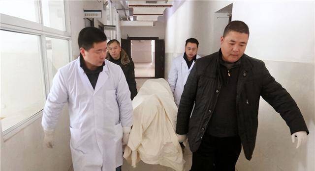 人死后要用布将脸遮住,不是迷信,而是出于科学考虑_死者_马德福_白布
