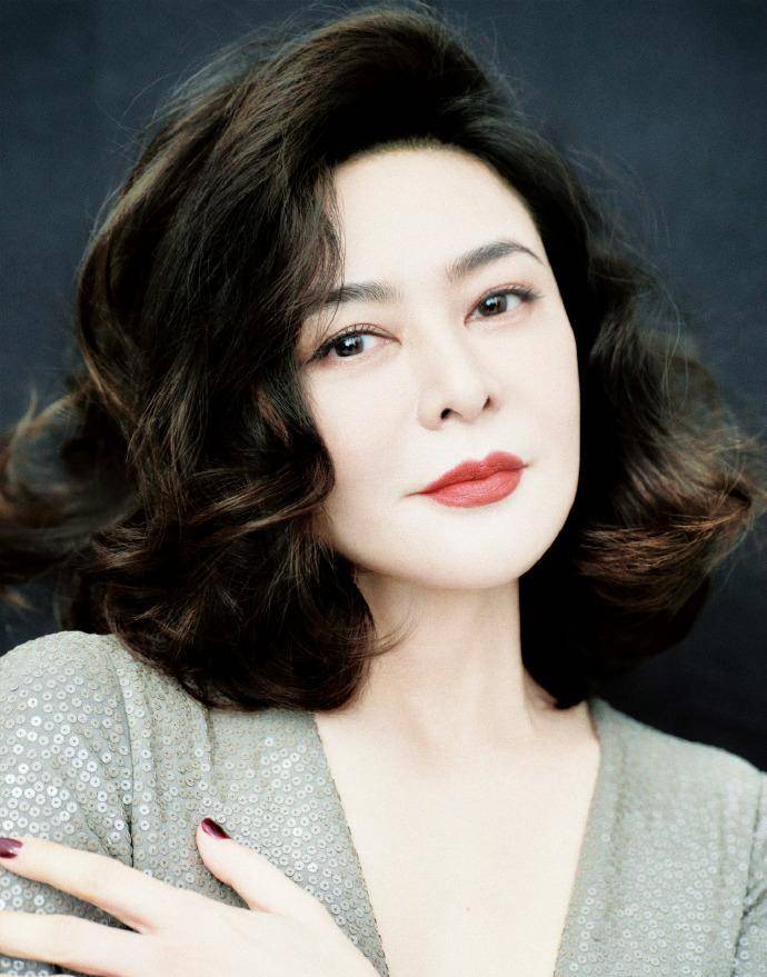 61岁的关之琳拍时尚大片,美背玉腿太吸睛_美得_身材_美人