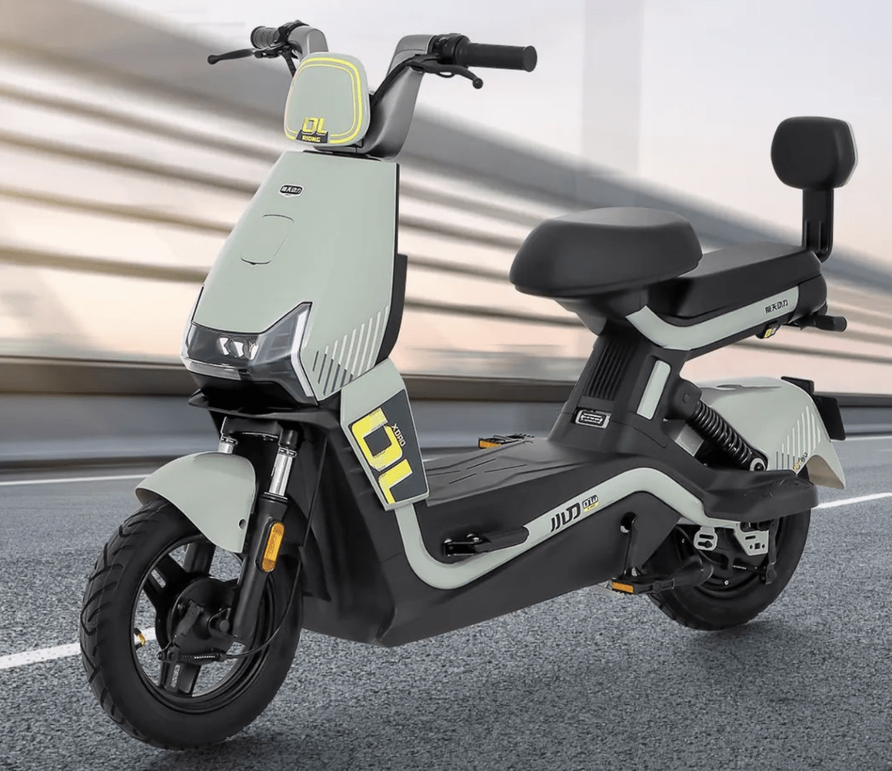 这款车采用踏板电动车的基础上进行了创新,造型充满机能感,铠甲上身看