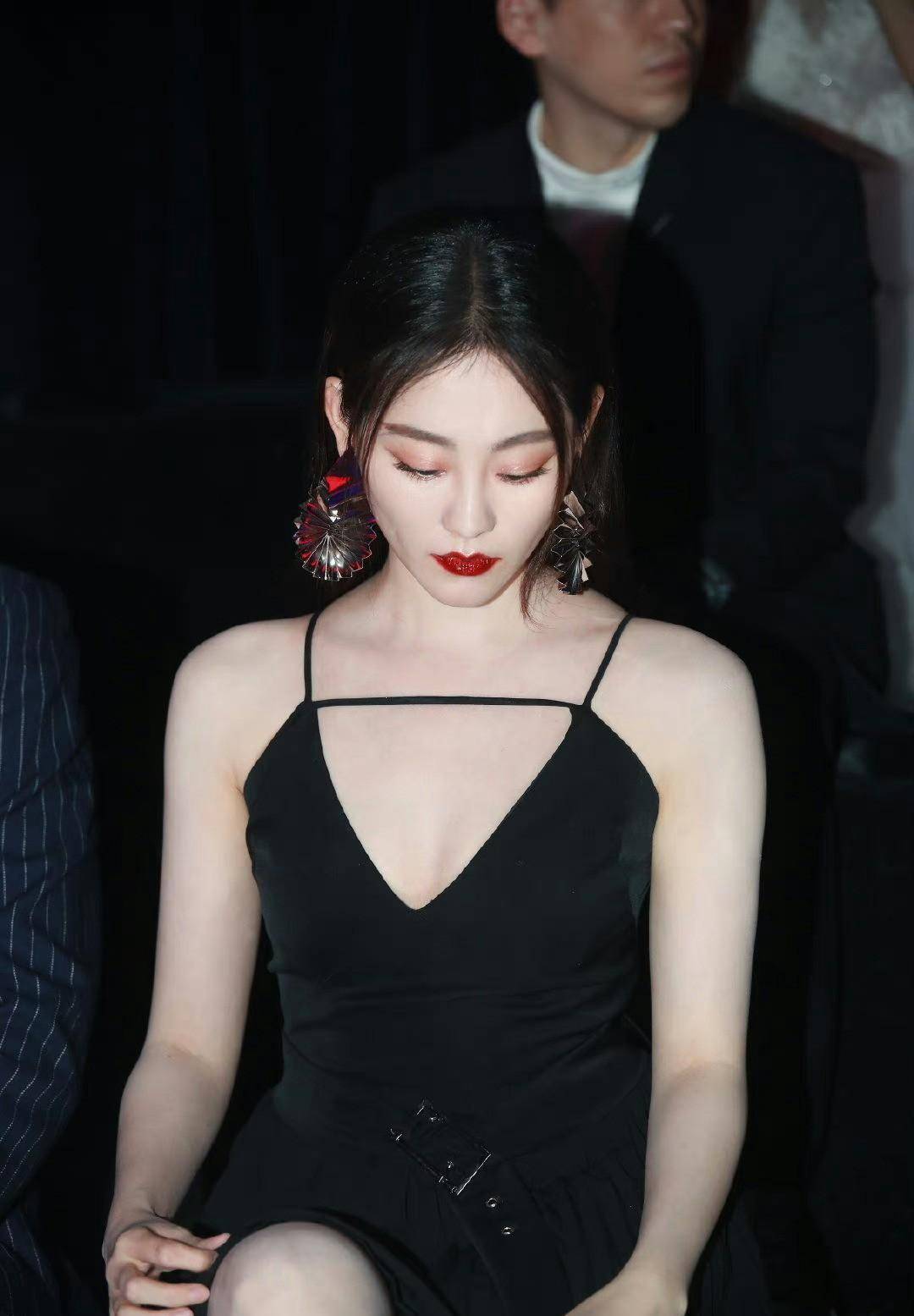 祝绪丹身穿黑色吊带高跟鞋,尽显迷人魅力!_皮肤_身材_时尚