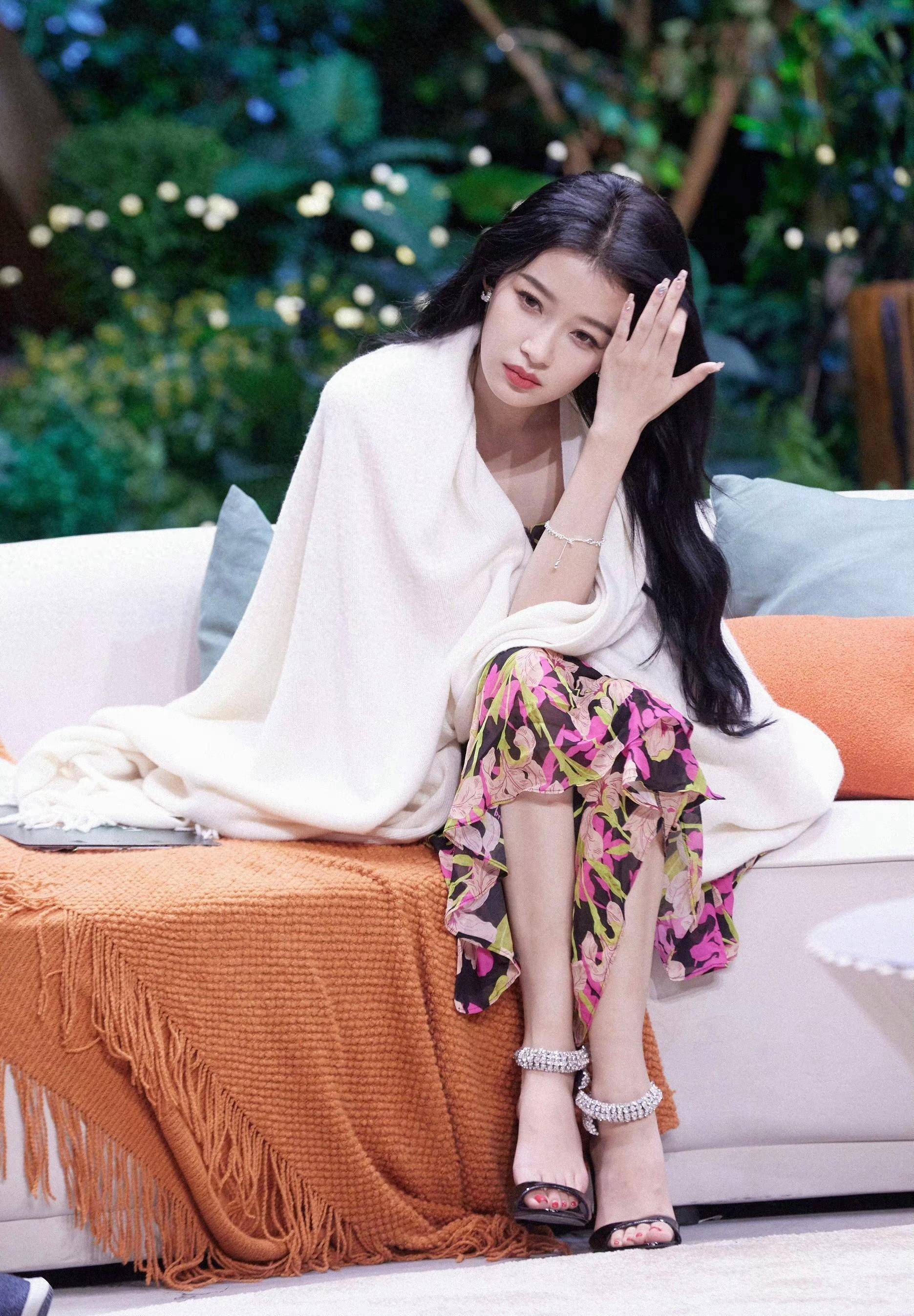 孙怡身穿碎花长裙,如春天的花朵般绽放,美极了!_大自然_花裙_阳光